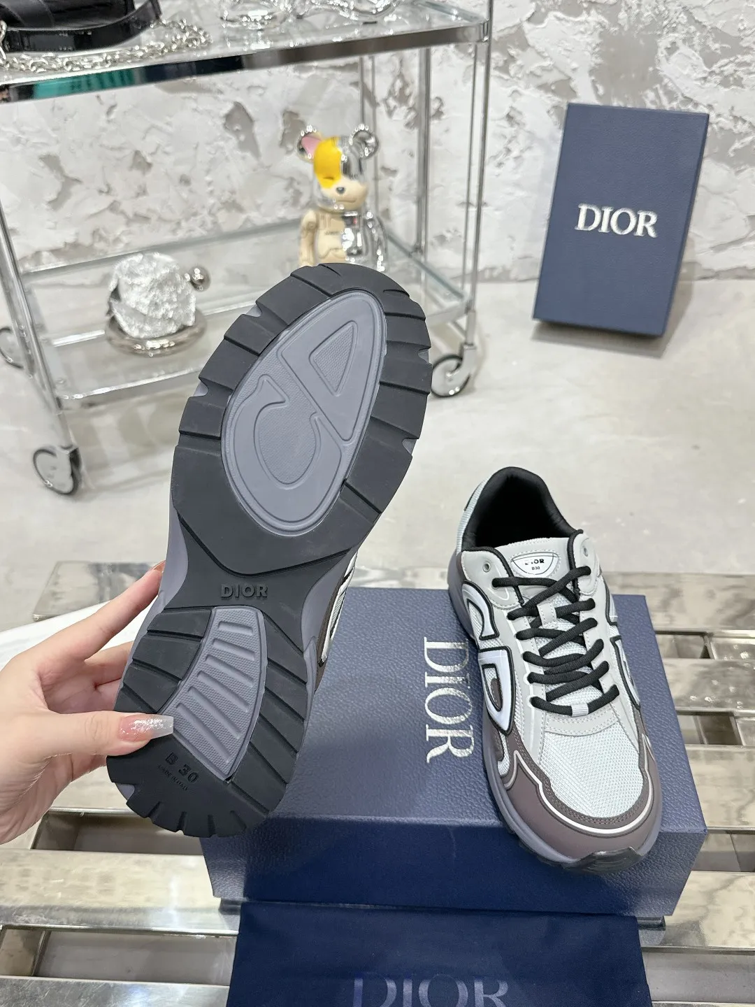 Men's men's shoes 💰600❤️❤️❤️High version Dior Dior's latest color matching B30 series reflective dad sneakers original 17380💰 purchased for development and production Brand new B30 sneakers Dad Shoes style shoes that follow the trend of the retro market The Dior logo on the tongue also indicates that this pair of shoes is the B30 model! B30 uses fine-textured leather and mesh cloth materials to form a shoe body. There are conspicuous letters CD on both sides of the shoe body to indicate identity. Many lines on the shoe body outline details to make the shoes look less monotonous and full of retro flavor. The delivery counter is exquisitely packaged🛍📦 ▪️Fabric: Original customized technical fabric + mesh ▪️Inner lining: Customized breathable lining ▪️Outsole: Original molded IP foam + TPU outsole ▪️Sole thickness: 3.5CM ▪️Size: Women’s size 35-40 / Men’s size 39-46